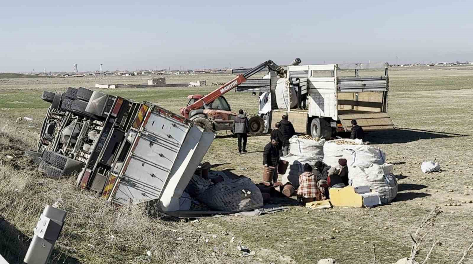 Aksaray’da patates yüklü kamyon şarampole devrildi: 1 yaralı
