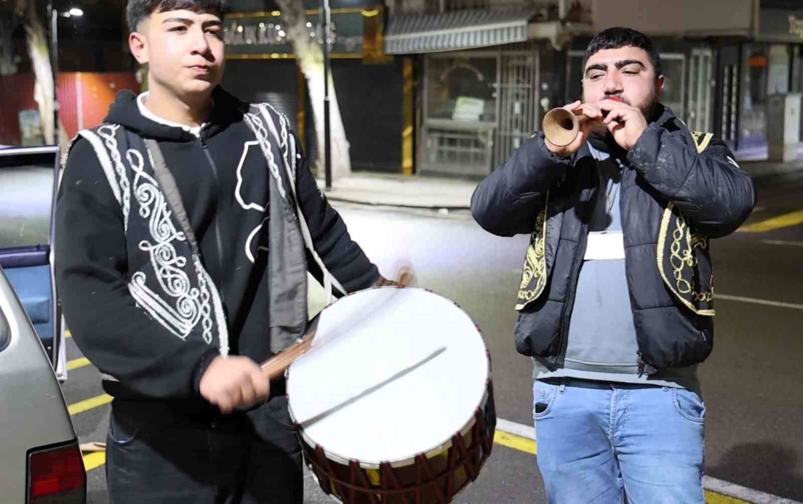 Aksaray’da Ramazan davulcuları hafif kar yağışı altında sahur mesaisine başladı
