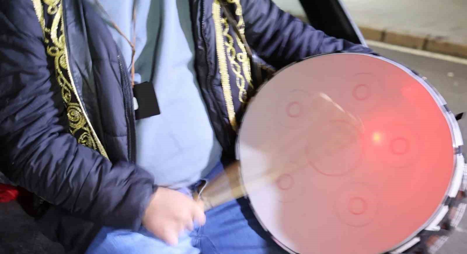 Aksaray’da Ramazan davulcuları hafif kar yağışı altında sahur mesaisine başladı
