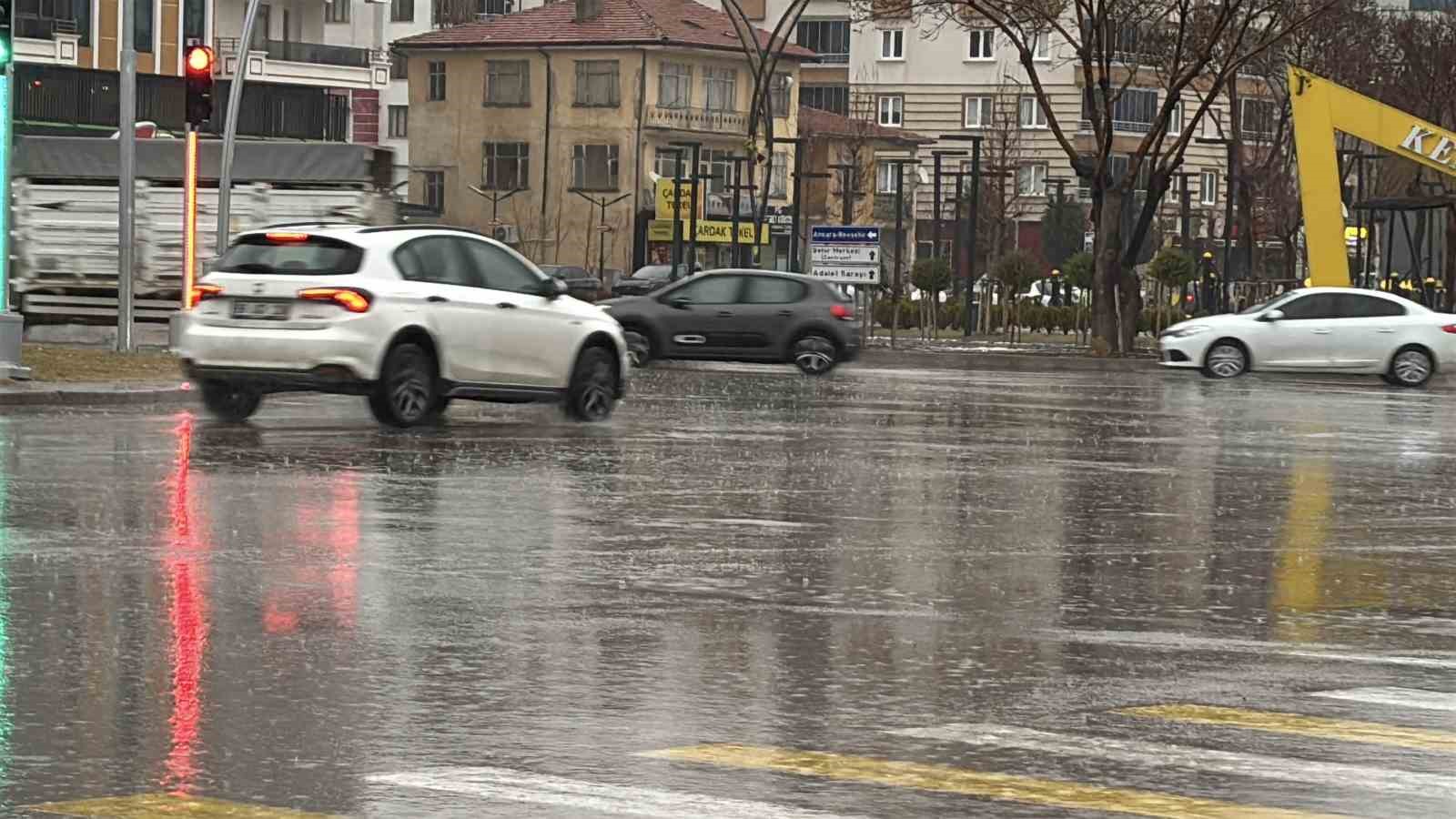 Aksaray’da rüzgar ve şiddetli yağmur etkili oluyor
