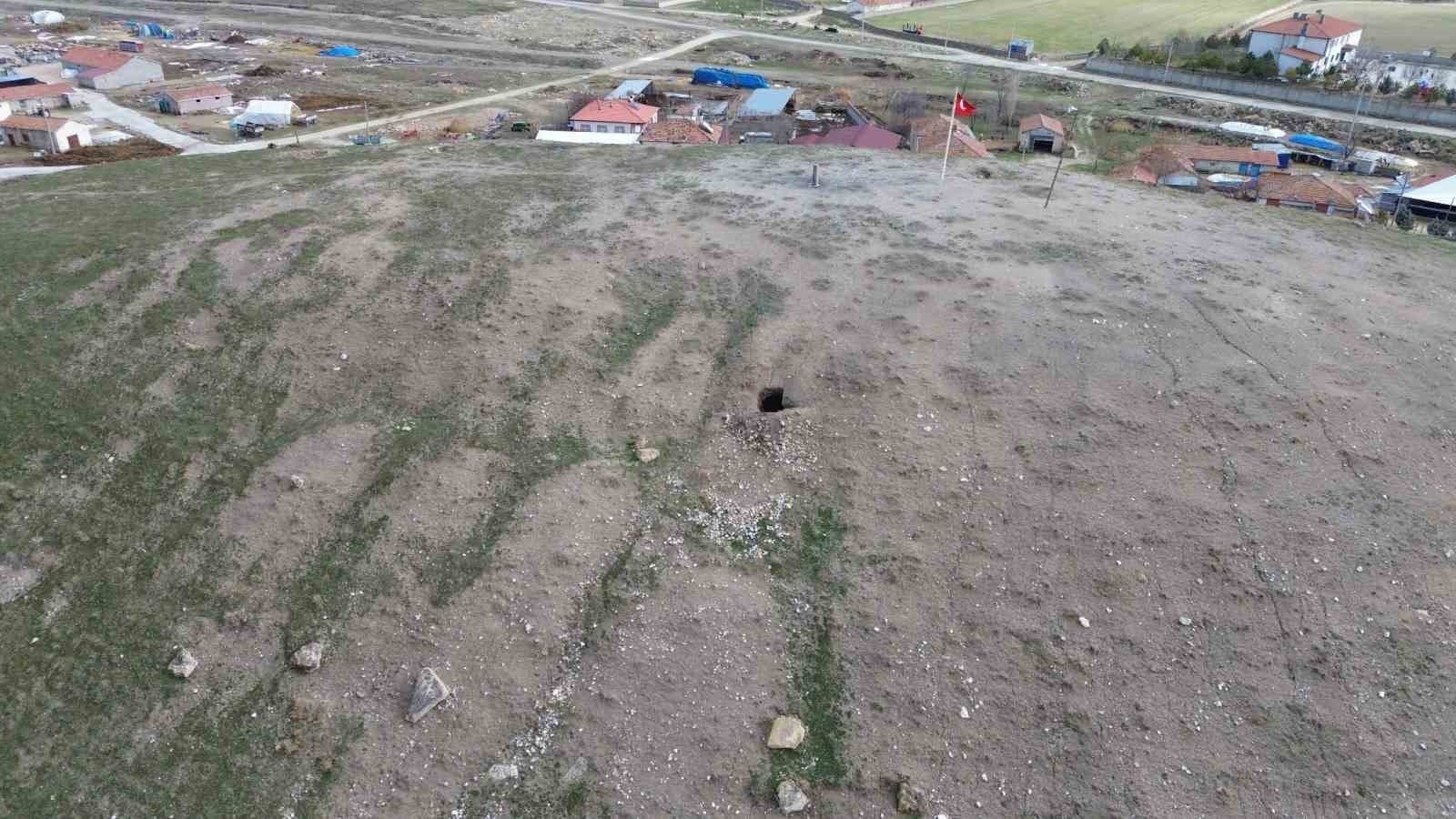 Aksaray’da tarihi höyükte kaçak kazı köylüleri tedirgin ediyor
