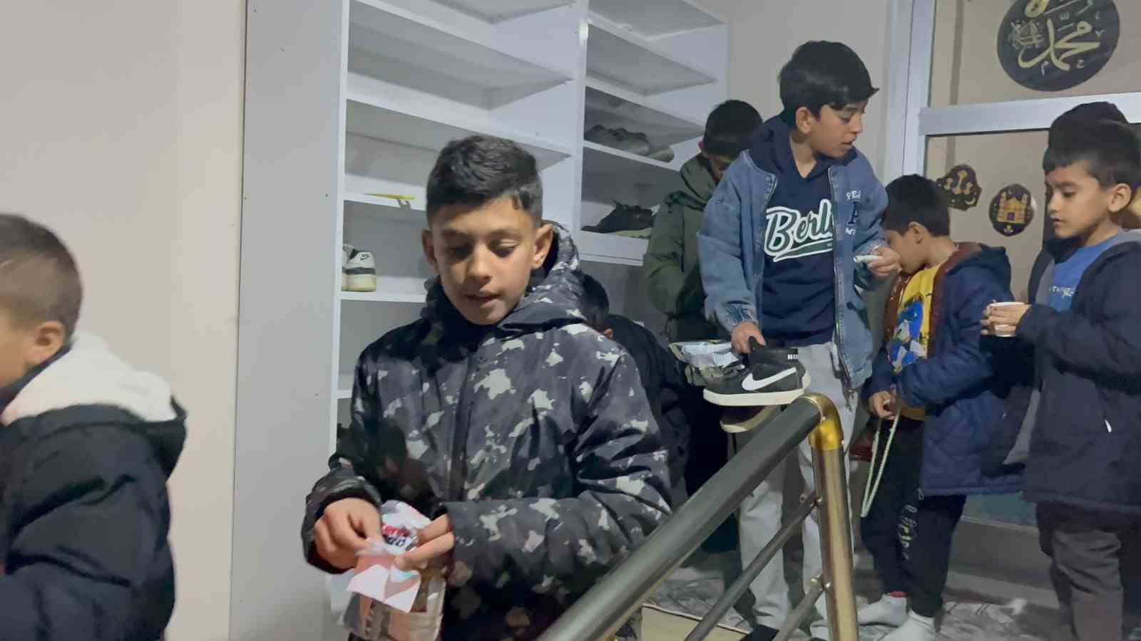 Aksaray’da teravih namazına gelen çocukların ayakkabılarına harçlık konuldu
