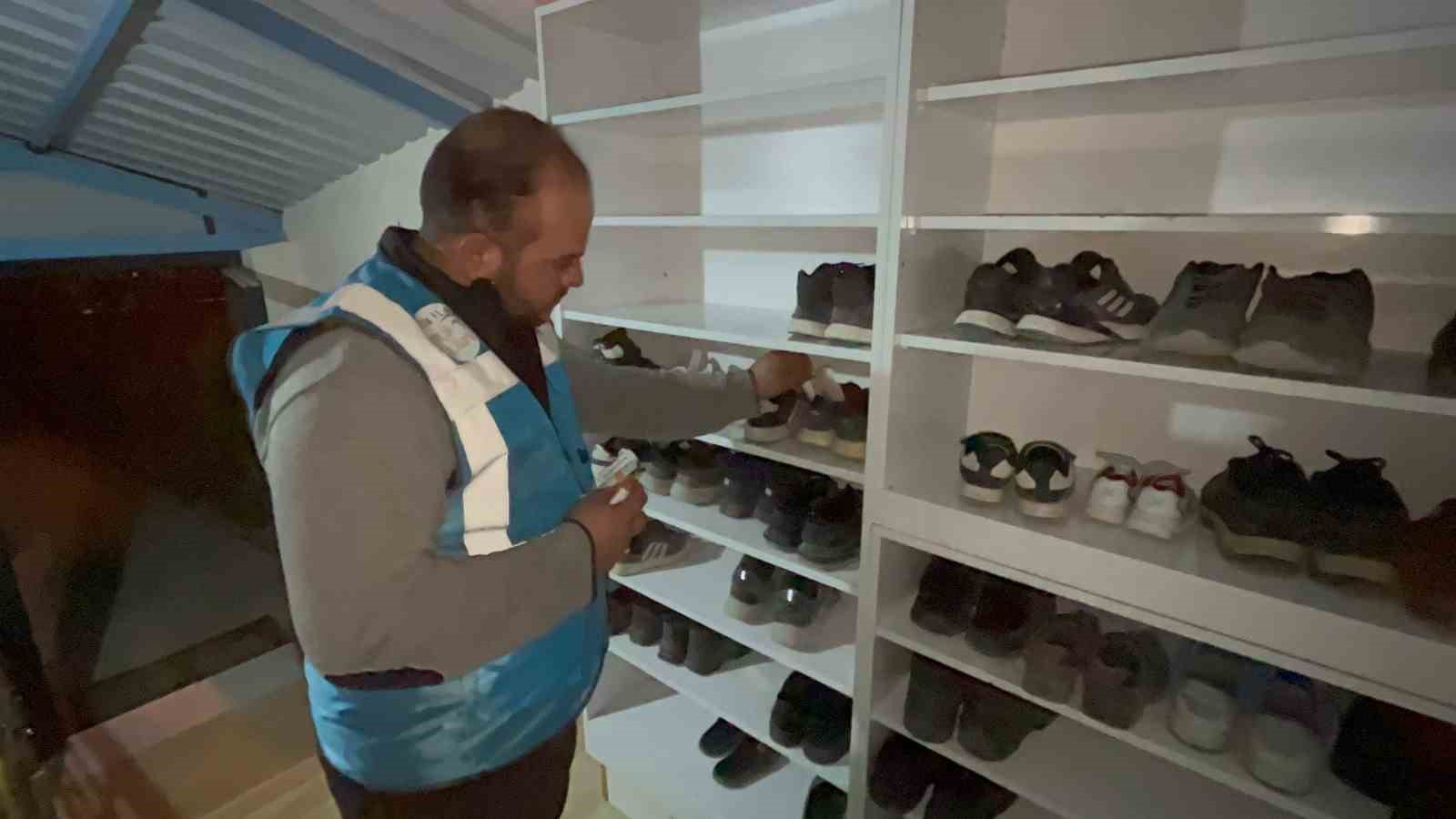 Aksaray’da teravih namazına gelen çocukların ayakkabılarına harçlık konuldu
