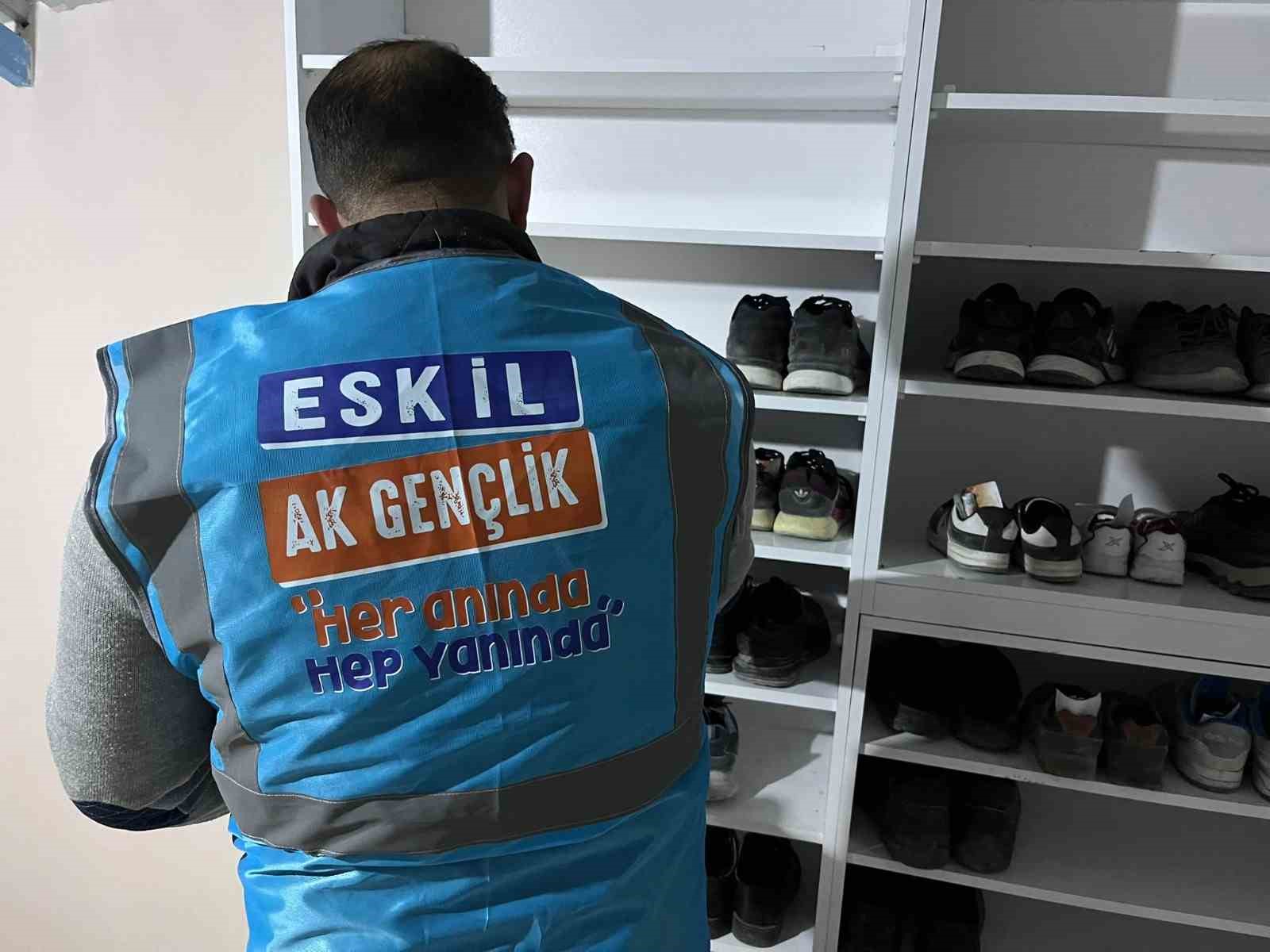 Aksaray’da teravih namazına gelen çocukların ayakkabılarına harçlık konuldu
