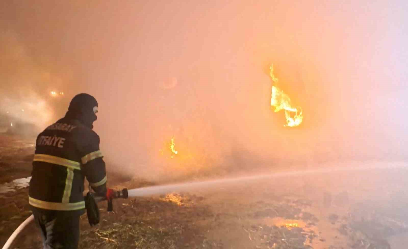 Aksaray’da tonlarca saman balyası alev alev yandı: o anlar dron kamerasında
