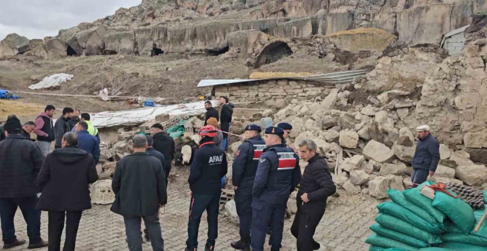 Aksaray’da yağmur ve rüzgardan ahır hayvanların üzerine çöktü
