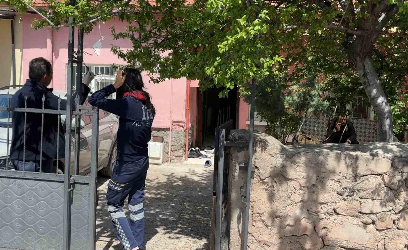 Aksaray’da yaşlı adam karısını evde ölü buldu
