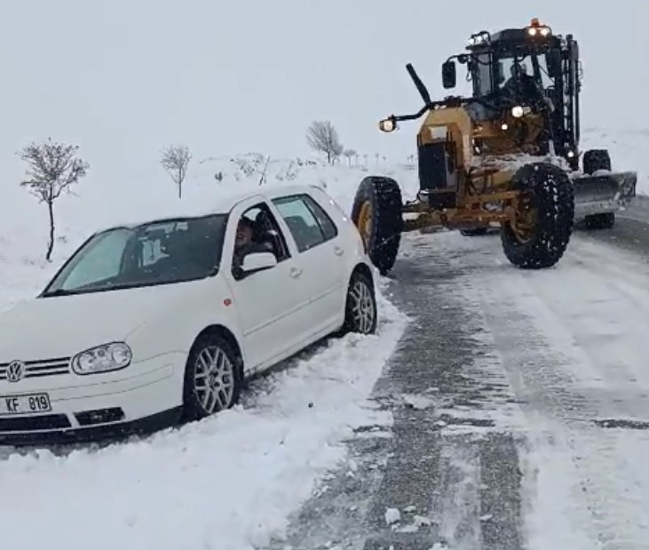 Aksaray’da yoğun kar yağışı nedeniyle yolda mahsur kalan araçlar kurtarılıyor
