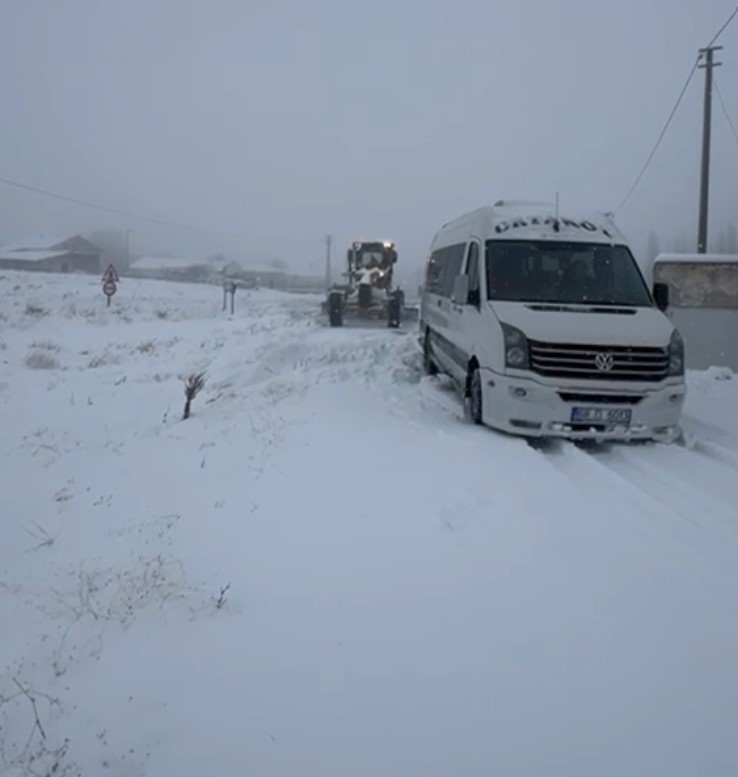 Aksaray’da yoğun kar yağışı nedeniyle yolda mahsur kalan araçlar kurtarılıyor
