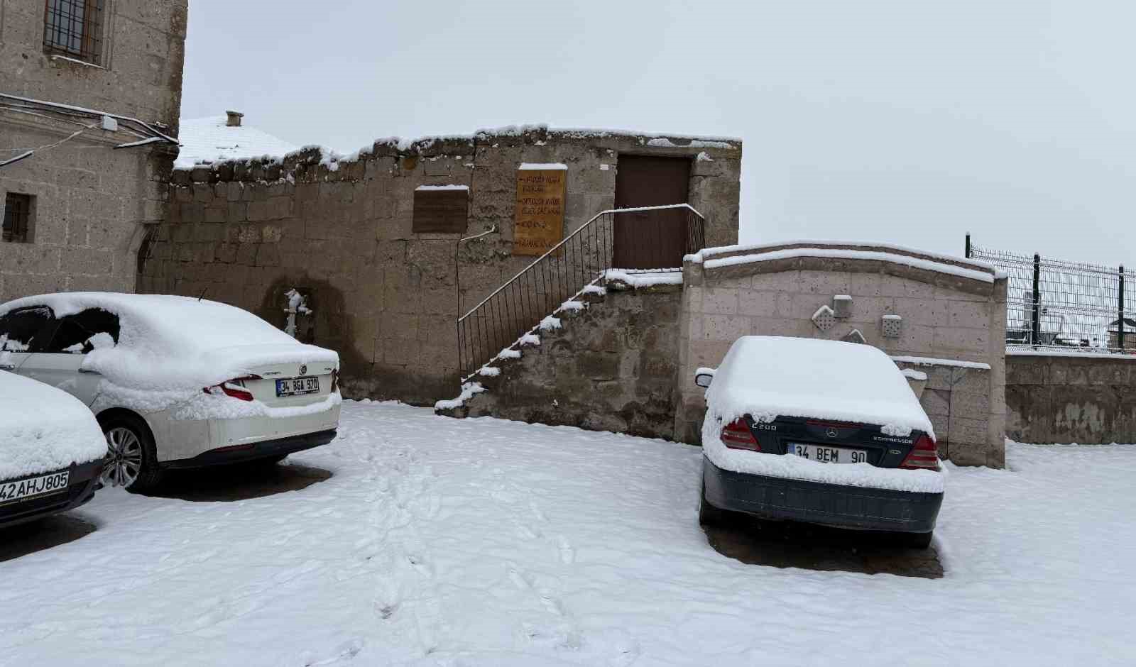 Aksaray’ın Güzelyurt ilçesi, çiçek açmış meyve ağaçları ve yağan karla ilçe beyaza büründü
