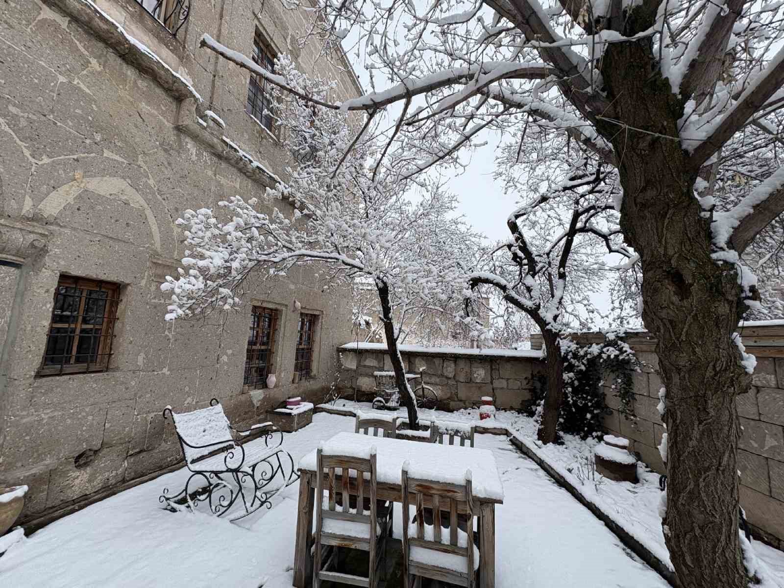 Aksaray’ın Güzelyurt ilçesi, çiçek açmış meyve ağaçları ve yağan karla ilçe beyaza büründü
