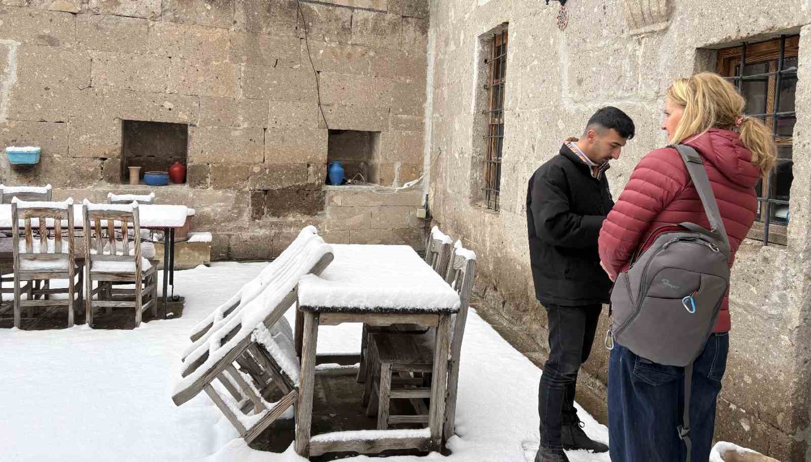 Aksaray’ın Güzelyurt ilçesi, çiçek açmış meyve ağaçları ve yağan karla ilçe beyaza büründü
