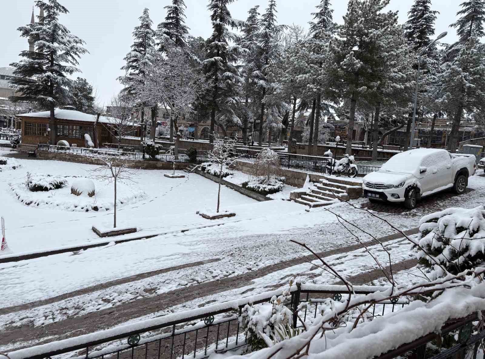 Aksaray’ın Güzelyurt ilçesi, çiçek açmış meyve ağaçları ve yağan karla ilçe beyaza büründü
