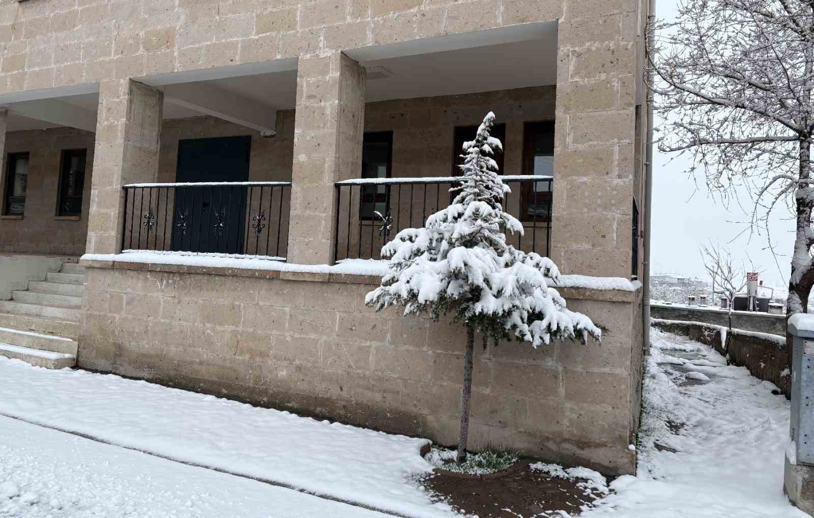 Aksaray’ın Güzelyurt ilçesi, çiçek açmış meyve ağaçları ve yağan karla ilçe beyaza büründü
