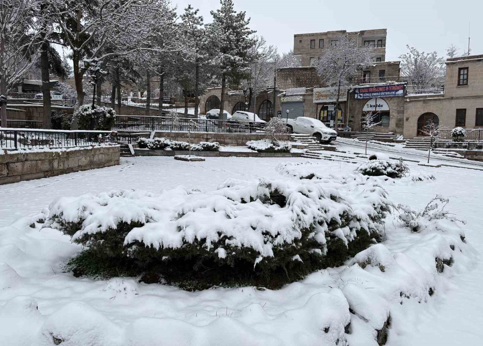 Aksaray’ın Güzelyurt ilçesi, çiçek açmış meyve ağaçları ve yağan karla ilçe beyaza büründü
