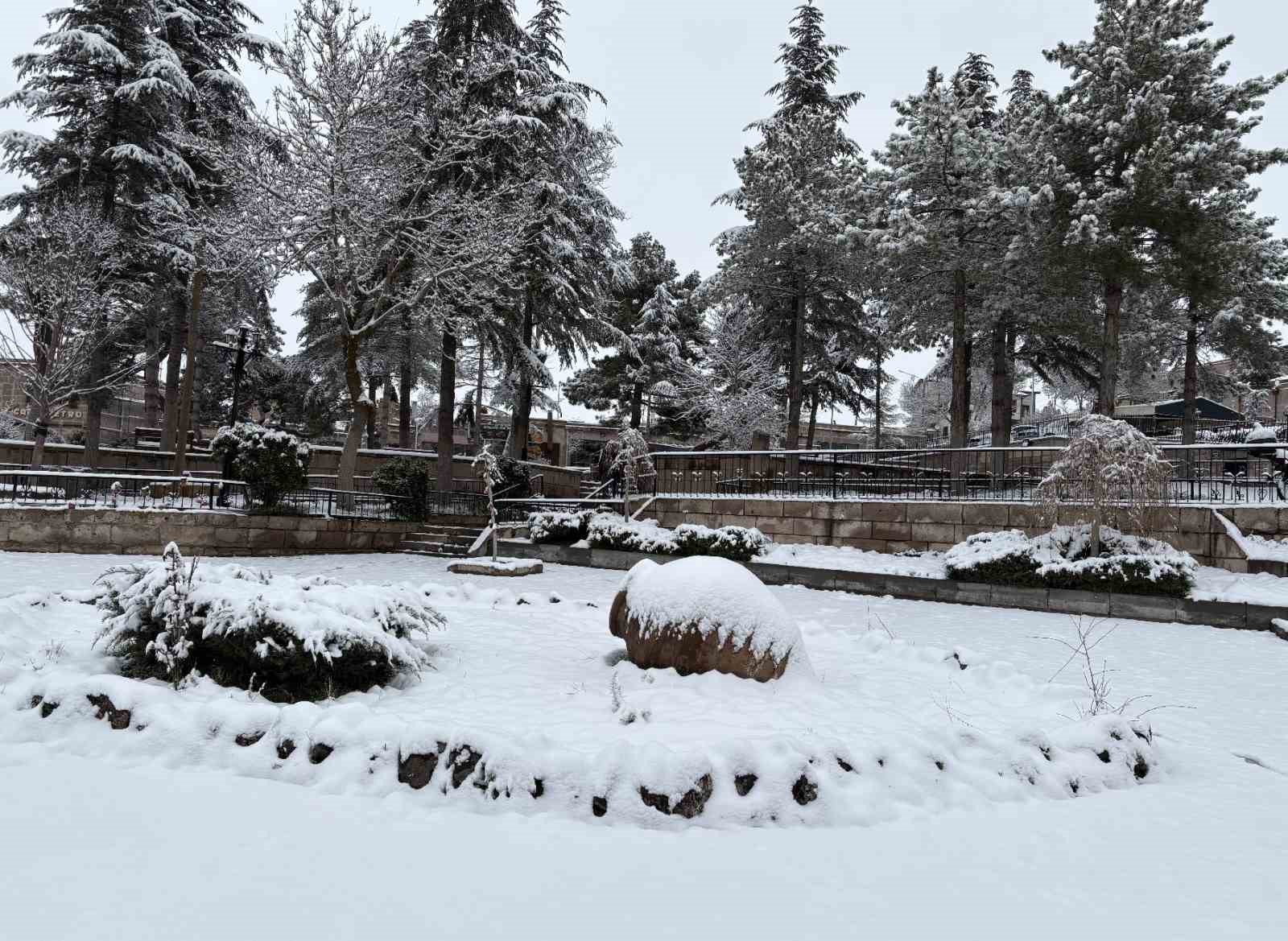 Aksaray’ın Güzelyurt ilçesi, çiçek açmış meyve ağaçları ve yağan karla ilçe beyaza büründü

