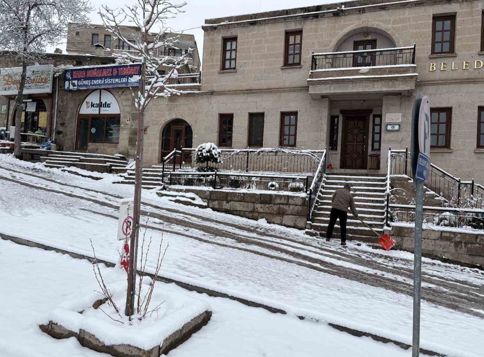 Aksaray’ın Güzelyurt ilçesi, çiçek açmış meyve ağaçları ve yağan karla ilçe beyaza büründü
