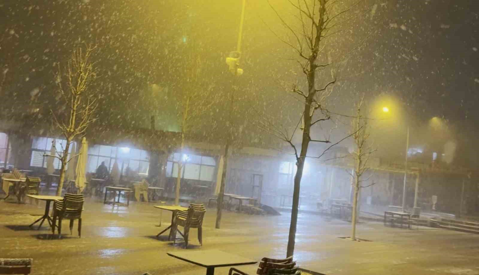 Aksaray’ın Güzelyurt ilçesinde kar yağışı etkili oluyor
