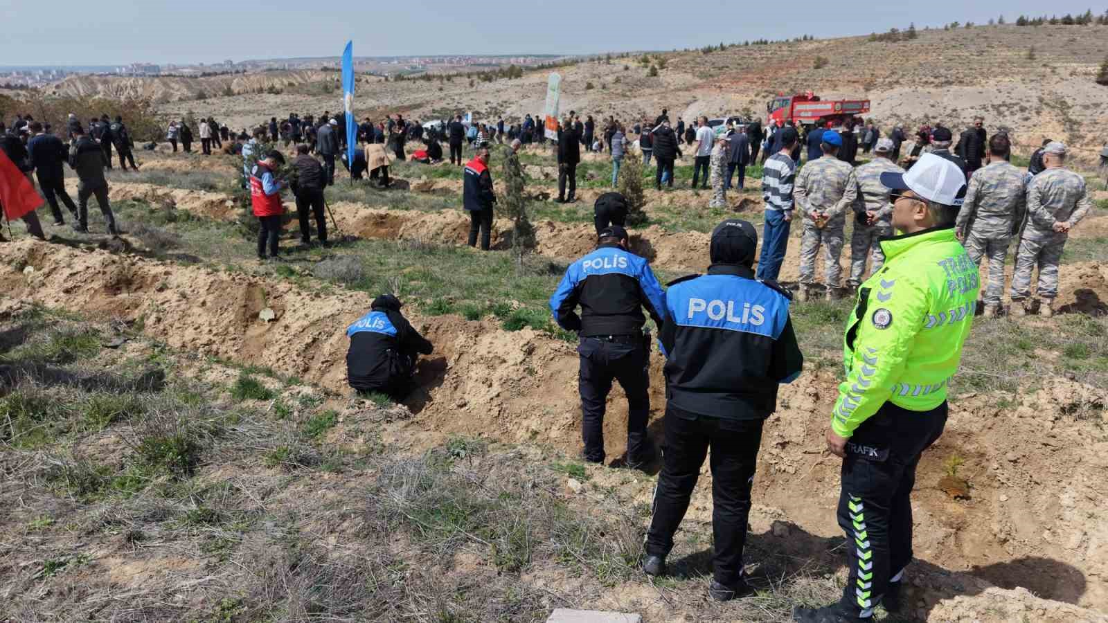 Aksaray’ın Mehmetçik Hatıra Ormanı’nda 2 bin 500 fidan toprakla buluşturuldu
