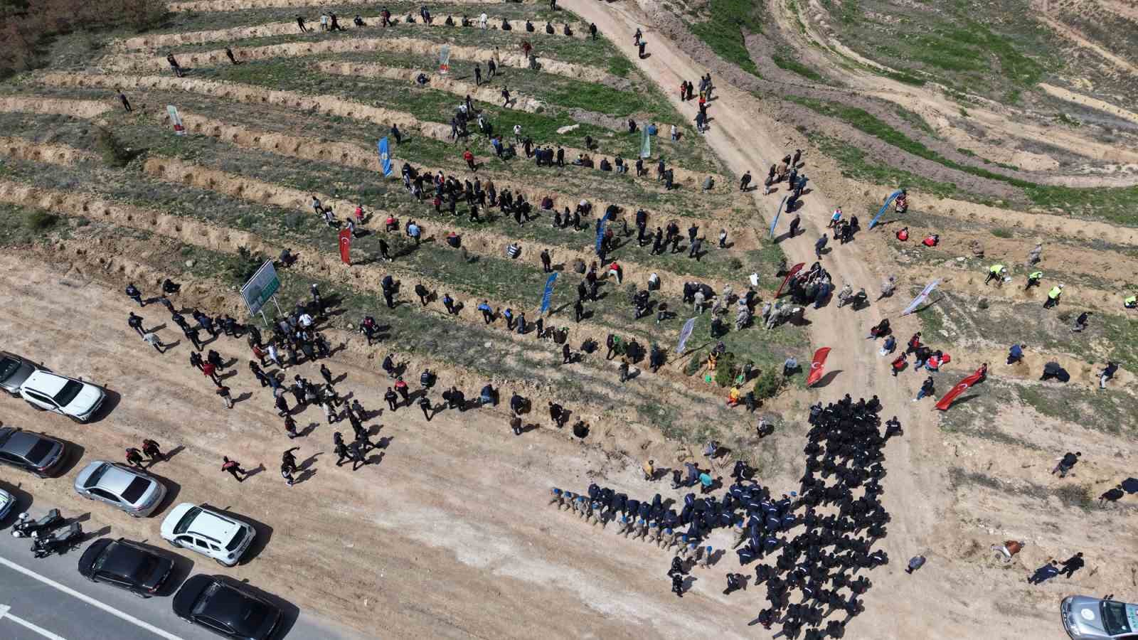 Aksaray’ın Mehmetçik Hatıra Ormanı’nda 2 bin 500 fidan toprakla buluşturuldu
