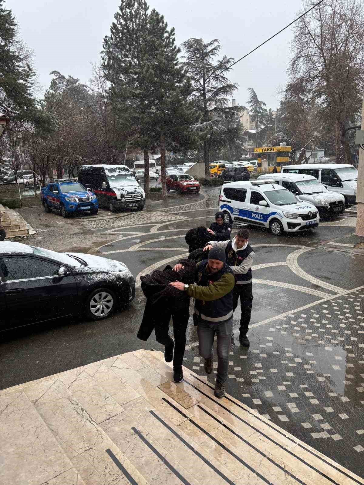 Akşehir’de sahte altın satıcılarına operasyon
