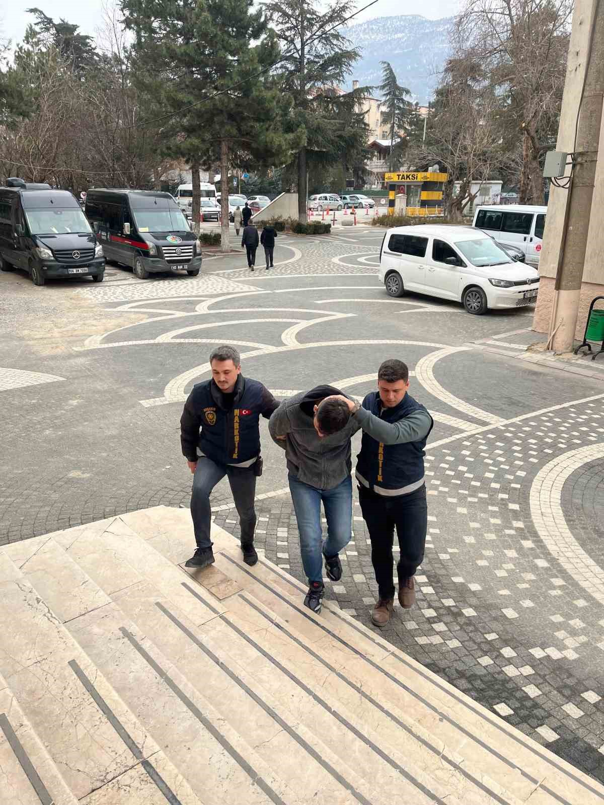 Akşehir’de uyuşturucu operasyonu: 5 bin 500 hap ele geçirildi
