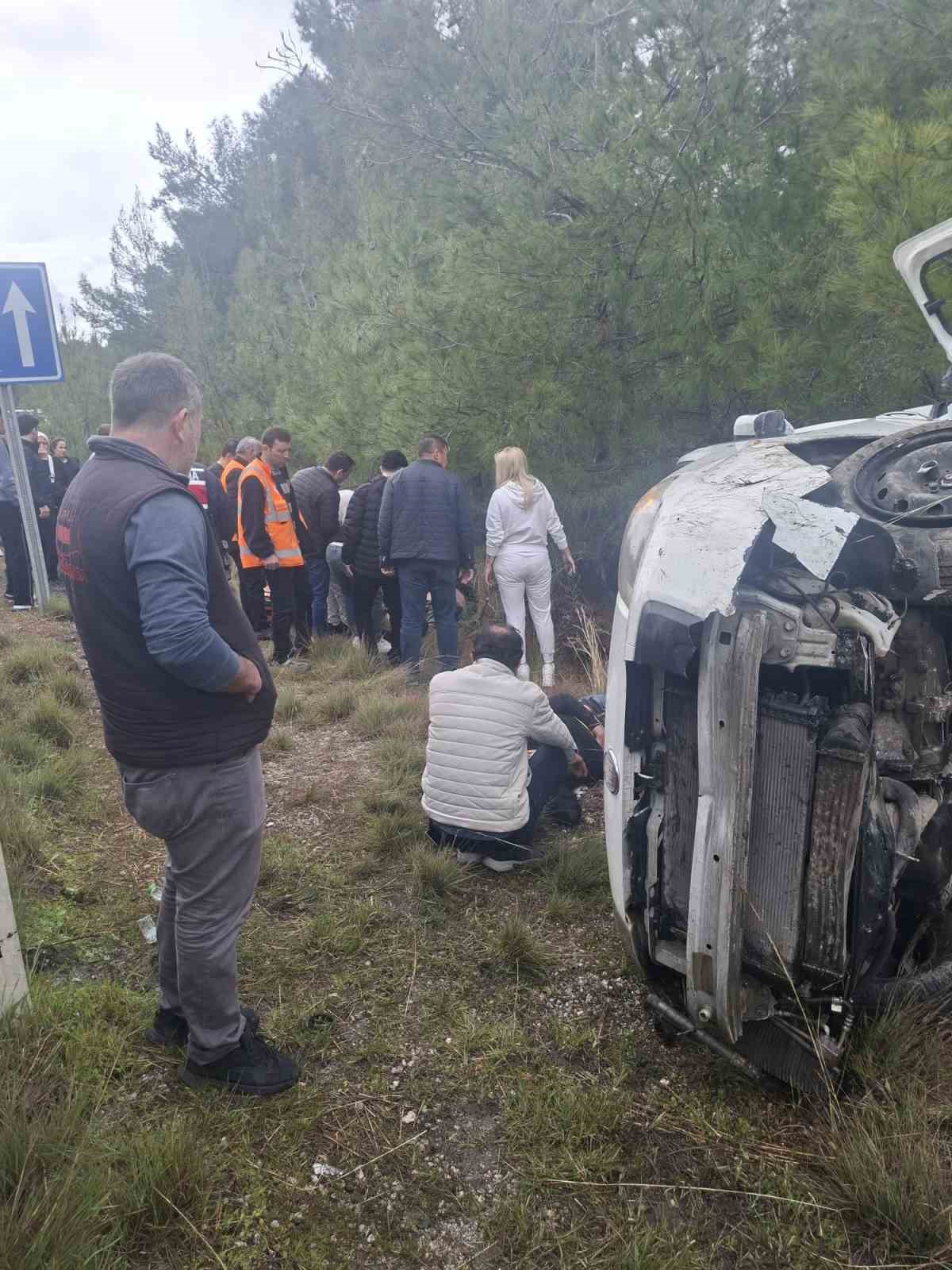 Akseki-Manavgat Karayolunda hafif ticari araç şarampole devrildi: 1’i ağır 6 yaralı
