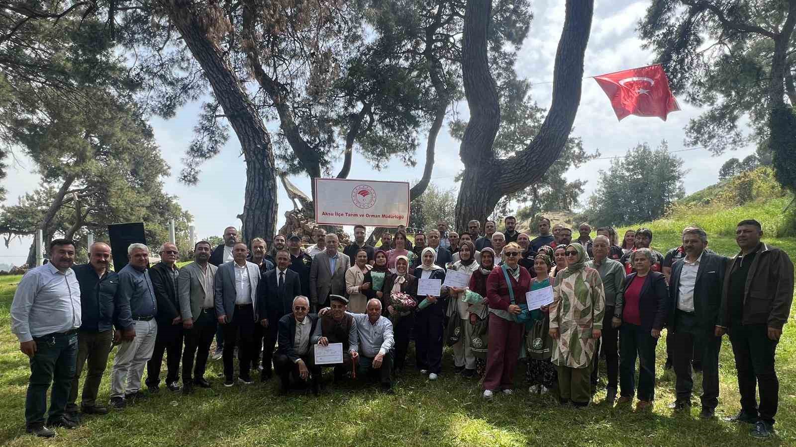 Aksu’da 19’u kadın 47 kursiyere "Sürü Yönetimi Elemanı" sertifikası verildi
Aksu’da 19’u kadın 47 kursiyere "Sürü Yönetimi Elemanı" sertifikası verildi