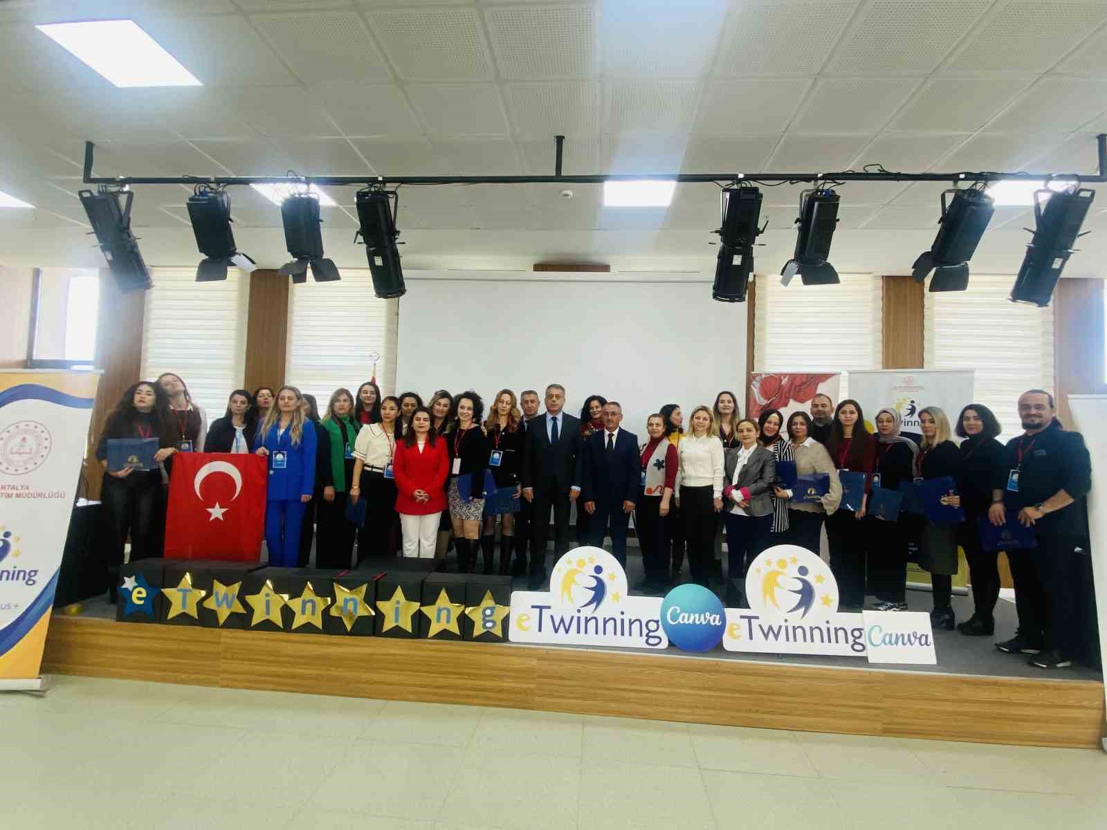 Aksu’da öğretmenlere dijital dönüşüm konusunda uygulamalı eğitim
