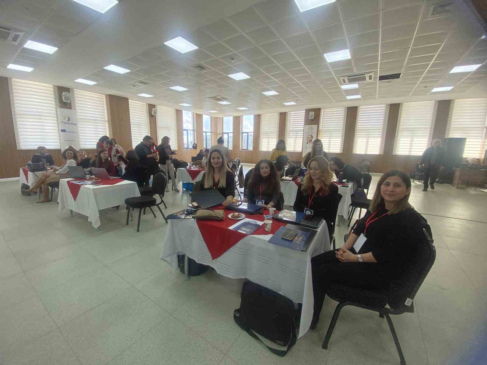 Aksu’da öğretmenlere dijital dönüşüm konusunda uygulamalı eğitim
