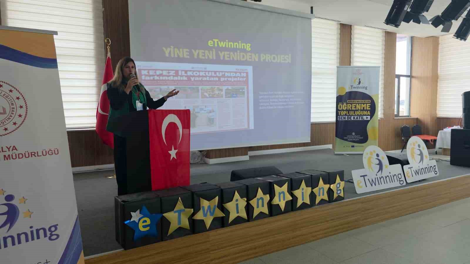 Aksu’da öğretmenlere dijital dönüşüm konusunda uygulamalı eğitim
