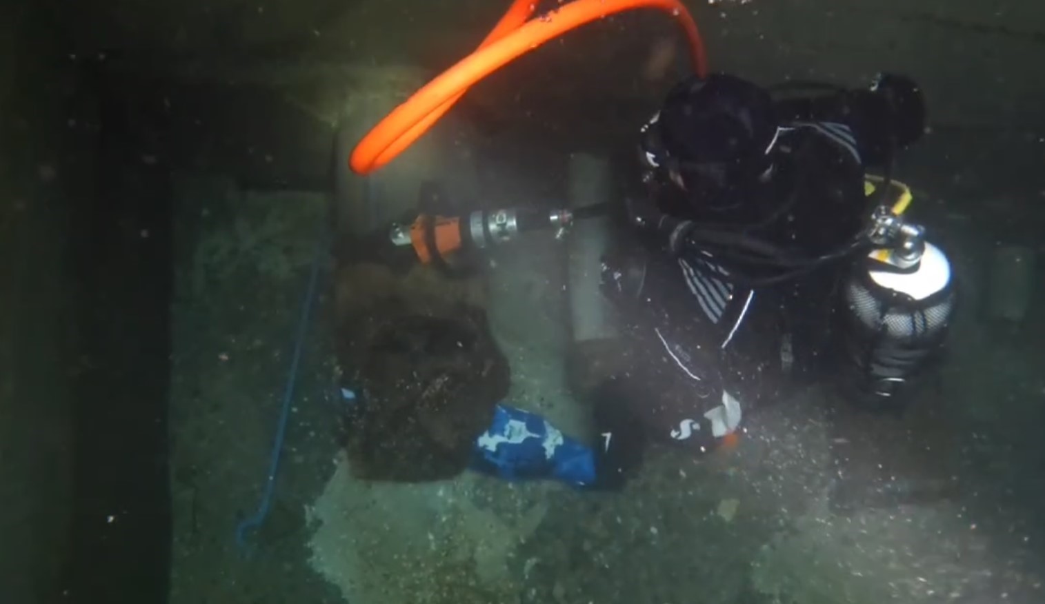 Aktarma havuzundaki arızaya su altından müdahale
