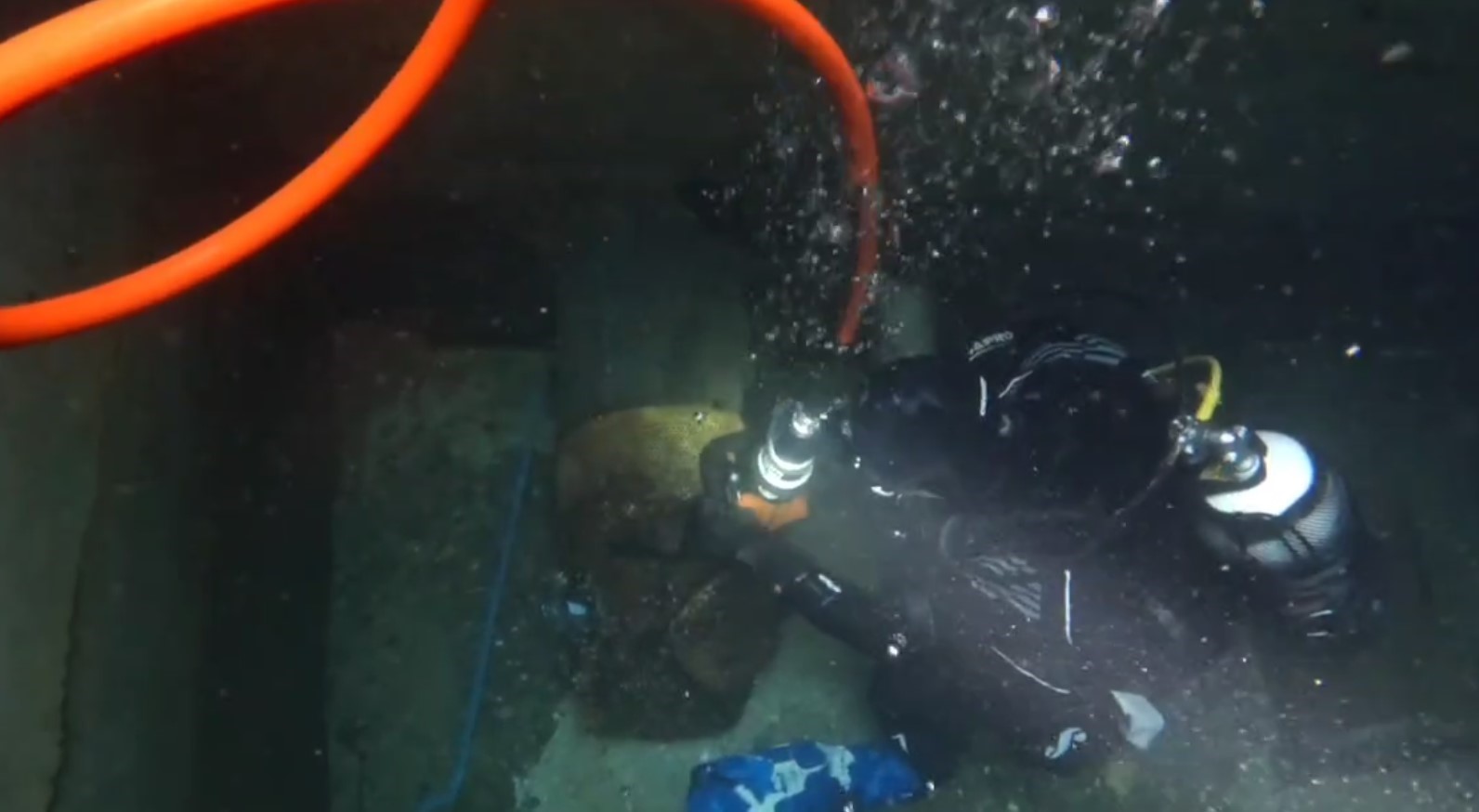 Aktarma havuzundaki arızaya su altından müdahale
