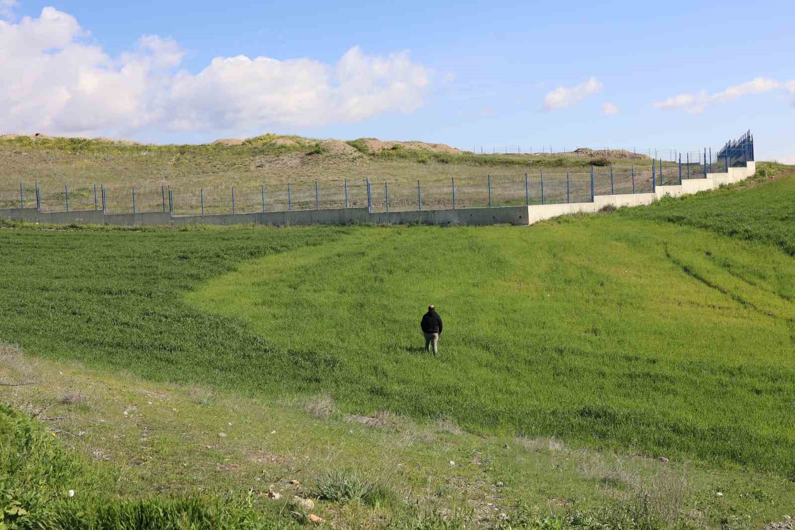 Akü fabrikasından aktığı iddia edilen su, çiftçinin tarlalarını kullanılmaz hale getirdi
