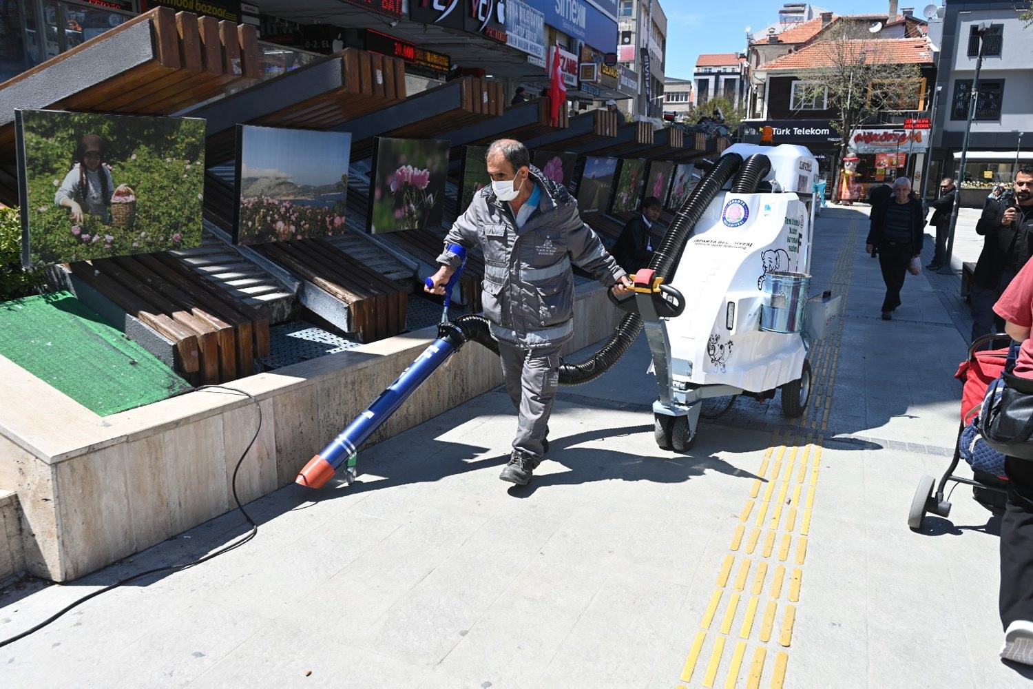 Akülü süpürgeler Isparta sokaklarında
