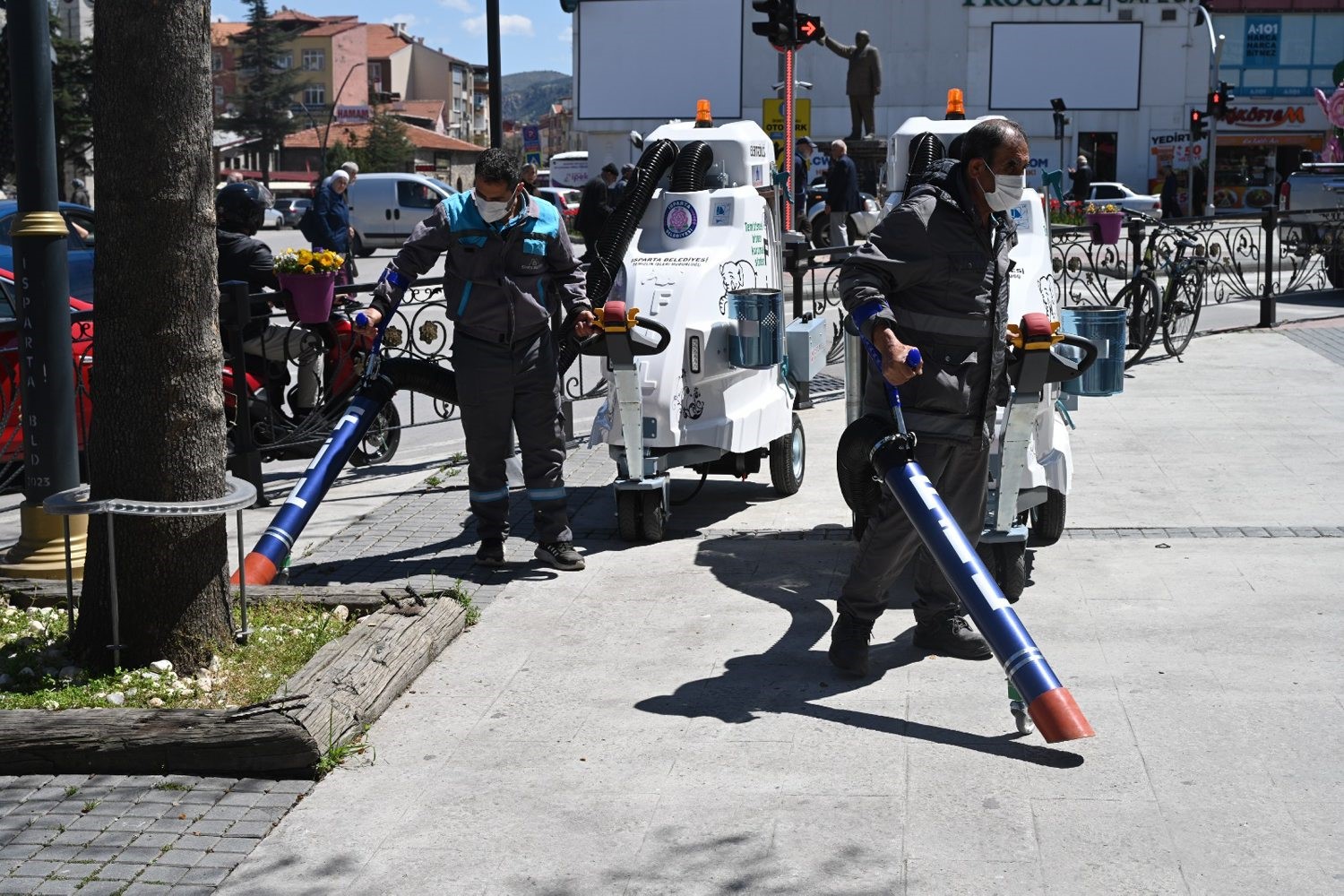 Akülü süpürgeler Isparta sokaklarında
