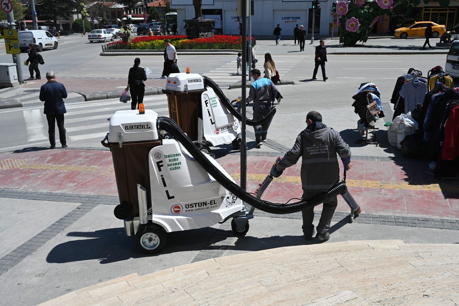 Akülü süpürgeler Isparta sokaklarında
