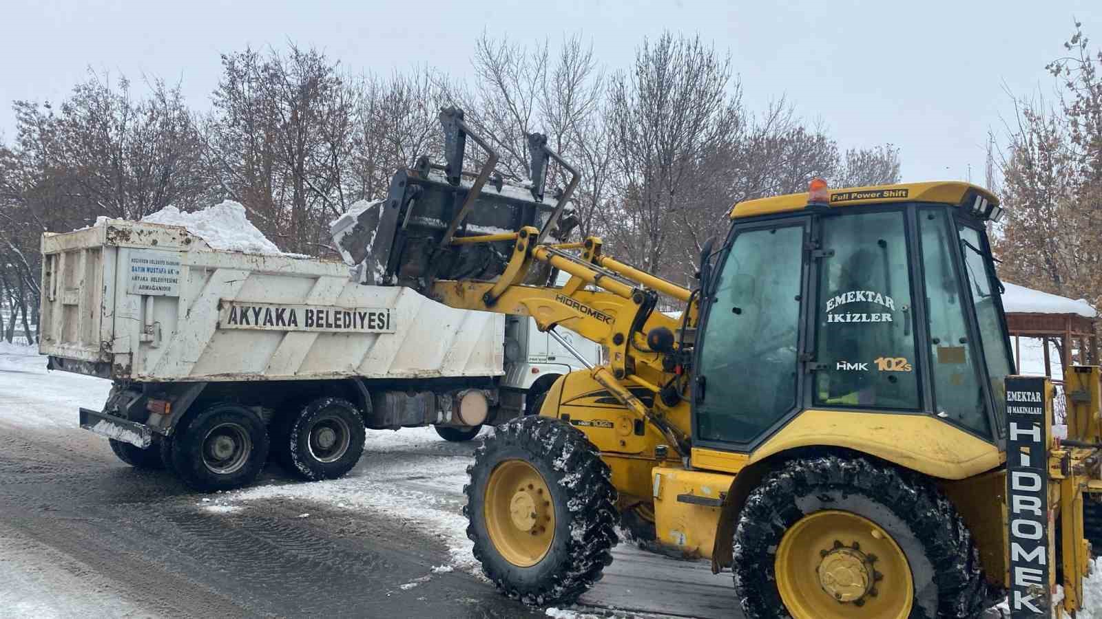 Akyaka Belediyesi karla mücadele ekipleri görev başında
