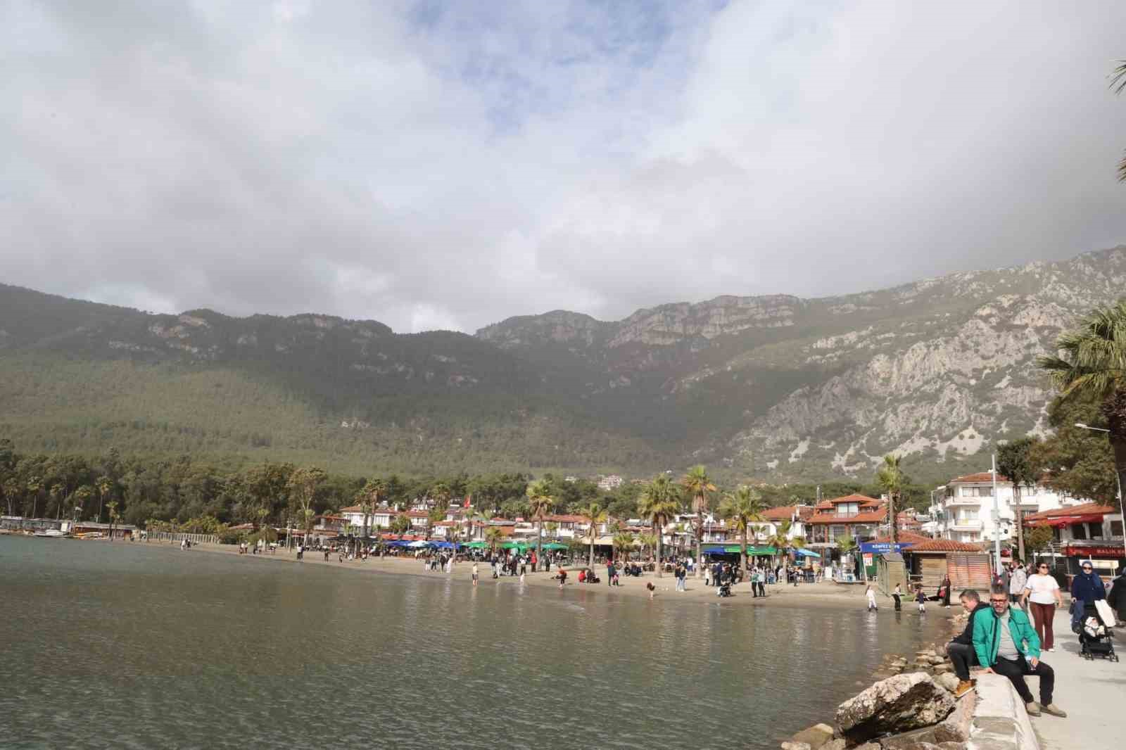 Akyaka’da güneşli hava sahilleri doldurdu
