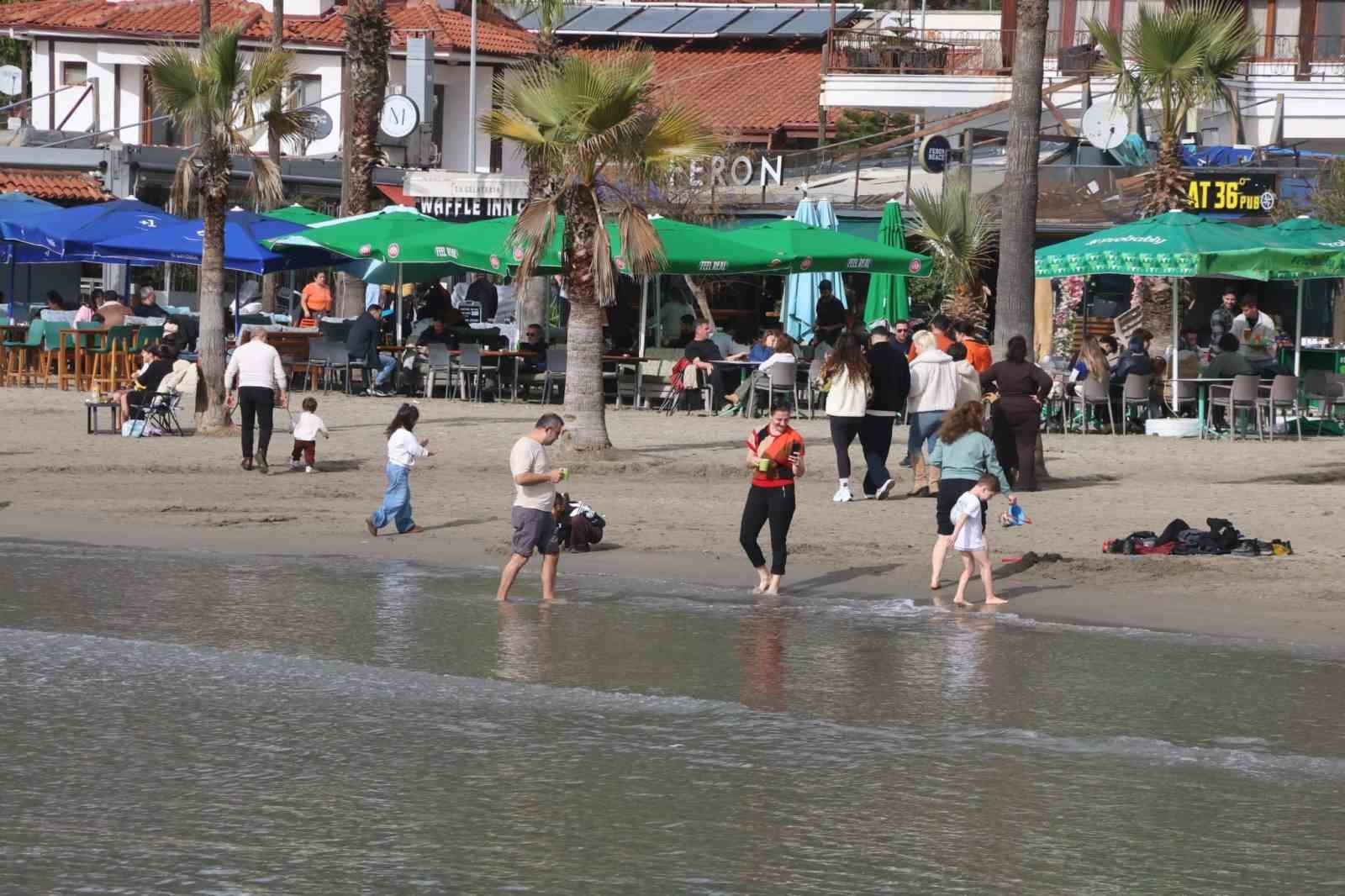 Akyaka’da güneşli hava sahilleri doldurdu
