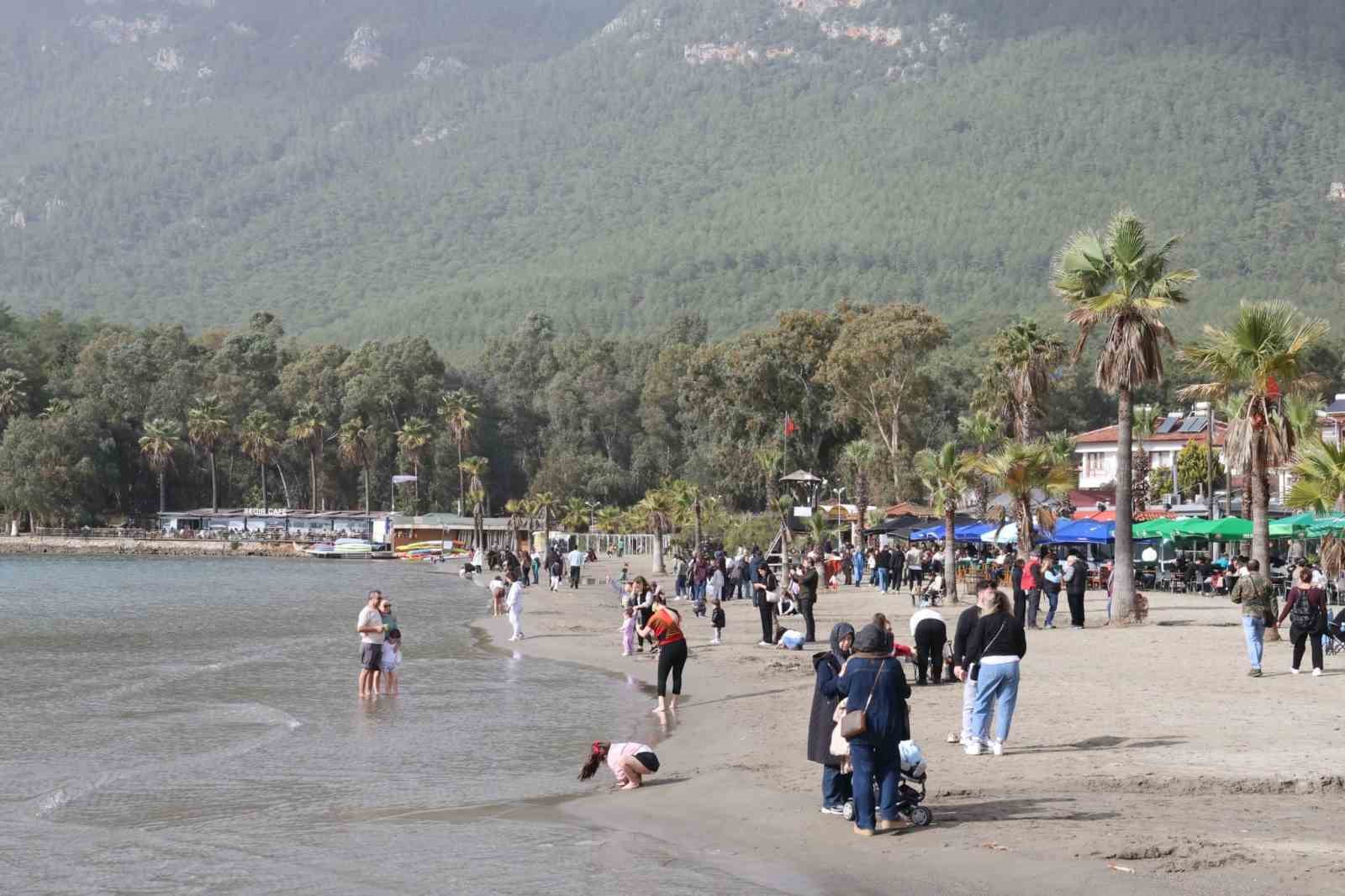 Akyaka’da güneşli hava sahilleri doldurdu
