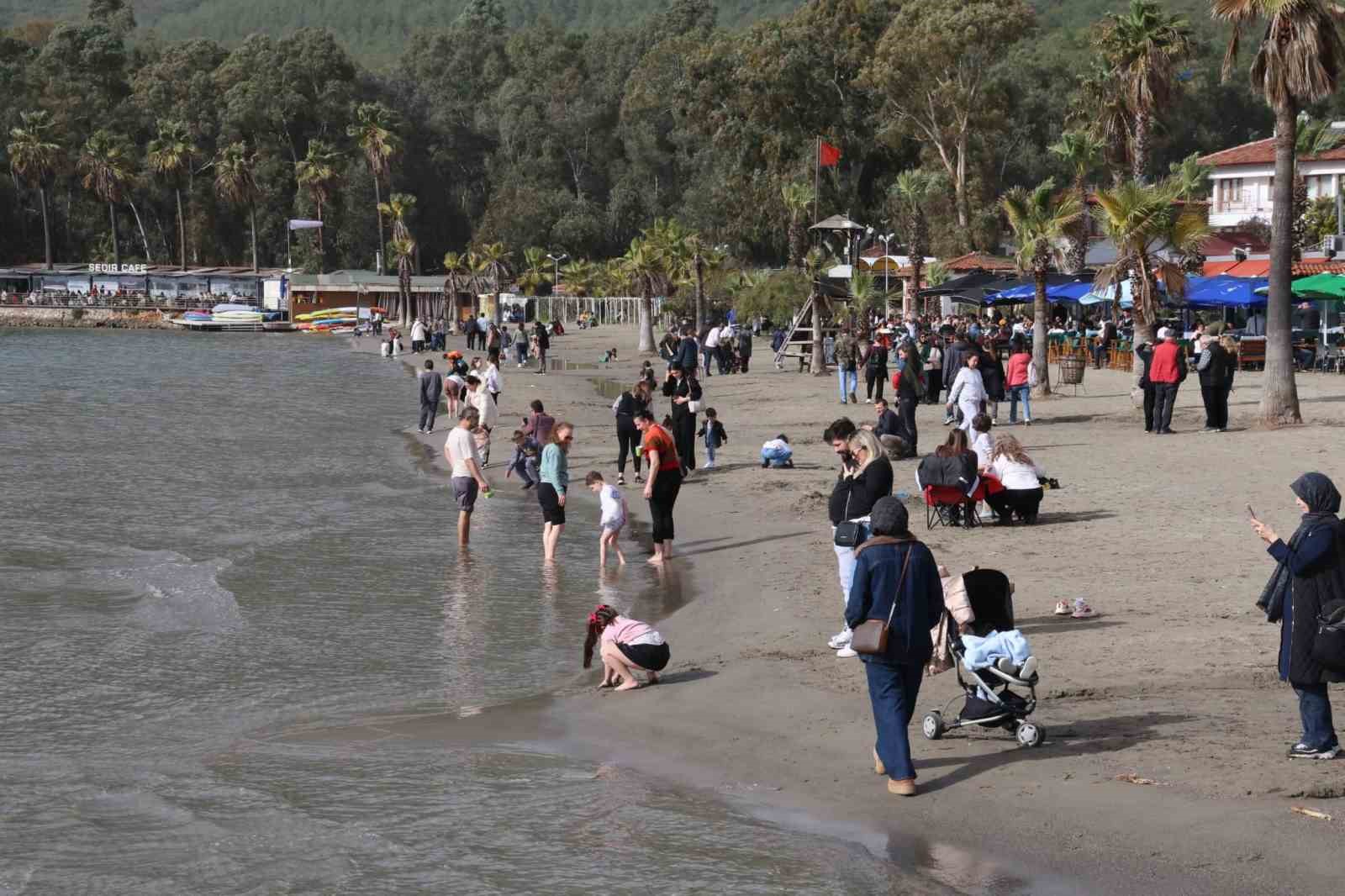 Akyaka’da güneşli hava sahilleri doldurdu
