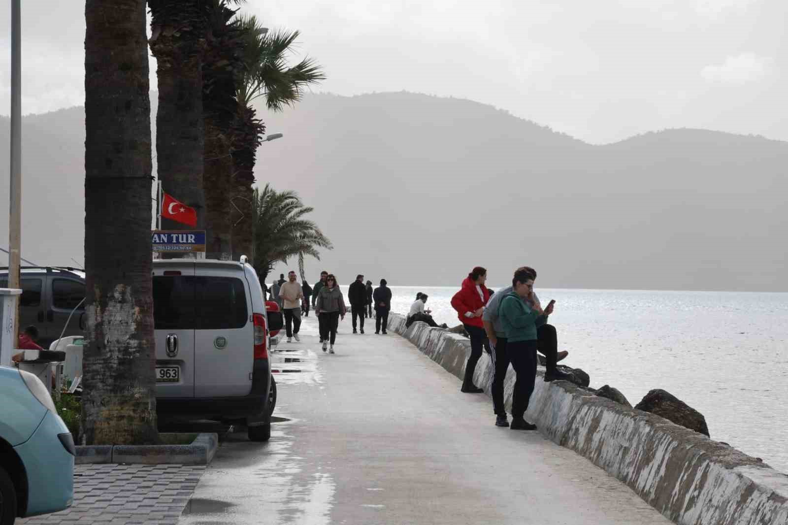 Akyaka’da güneşli hava sahilleri doldurdu
