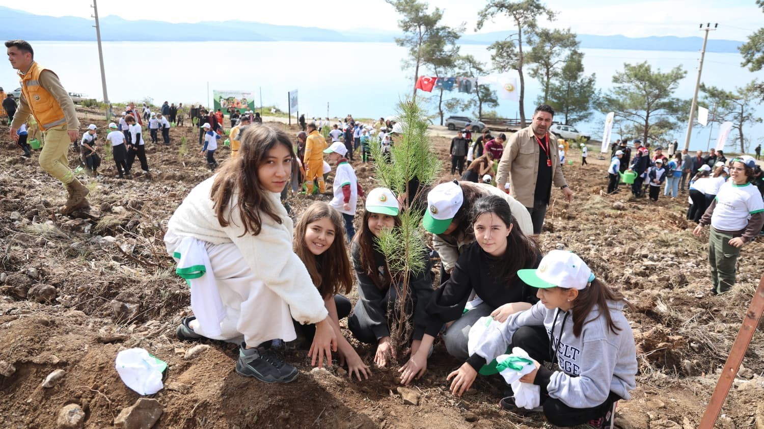 Akyaka’da yanan alan fidanlarla yeşeriyor
