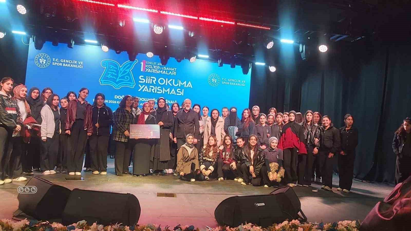 Akyakalı Aleyna Kurtbaş şiir okuma yarışmasında bölge birincisi oldu
