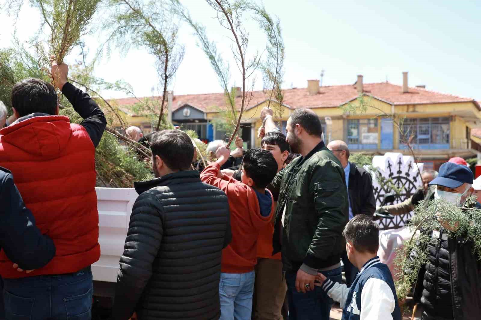 Alaca Belediyesi vatandaşlara 2 bin fidan dağıttı
