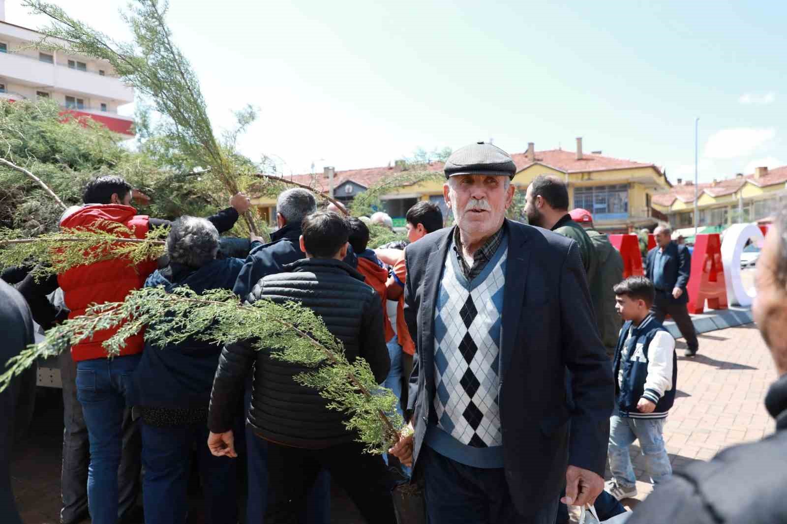 Alaca Belediyesi vatandaşlara 2 bin fidan dağıttı
