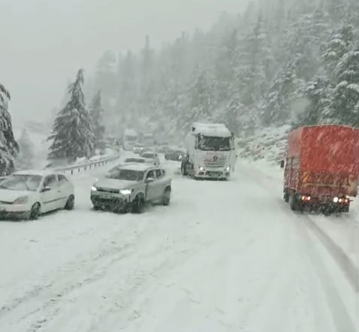 Alacabel’de nisan ayında kar sürprizi, sürücüler zor anlar yaşadı
