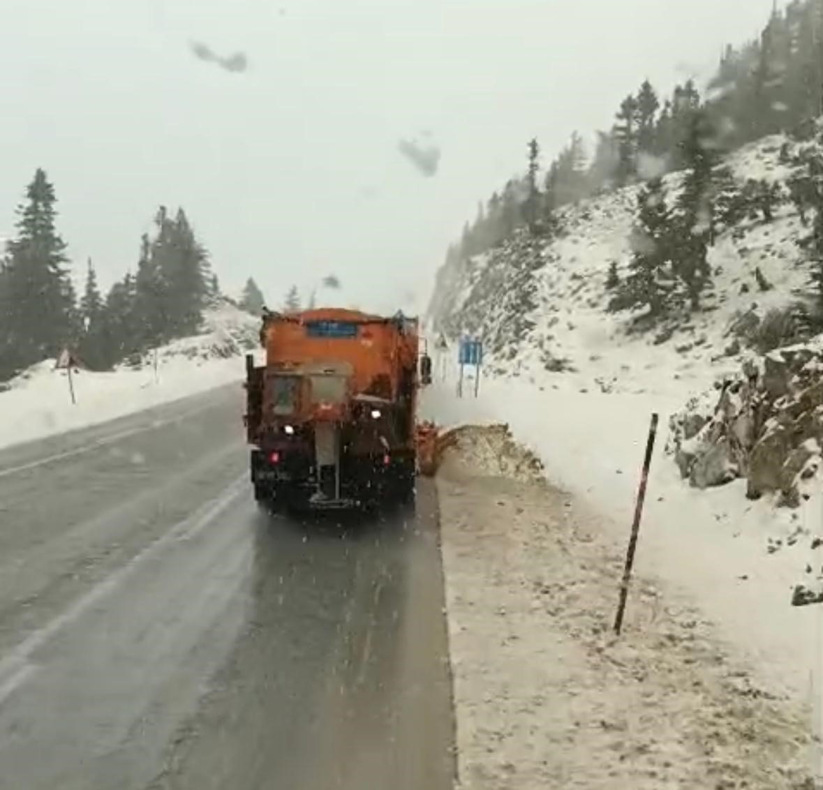 Alacabel’de nisan ayında kar sürprizi, sürücüler zor anlar yaşadı
