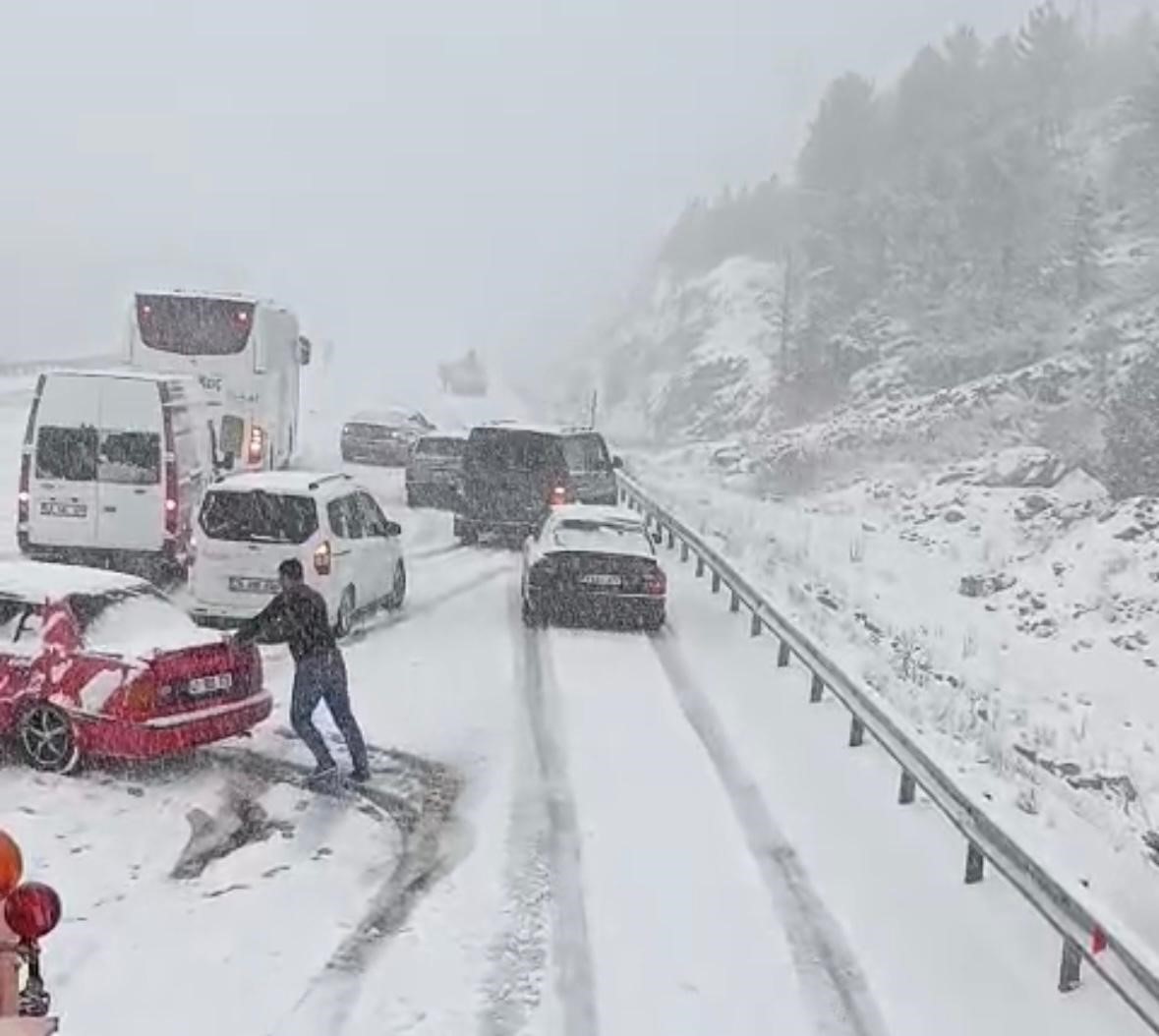 Alacabel’de nisan ayında kar sürprizi, sürücüler zor anlar yaşadı
